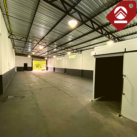 Se alquila galpón y local comercial