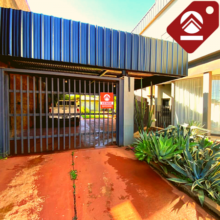 Se vende casa céntrica con local comercial