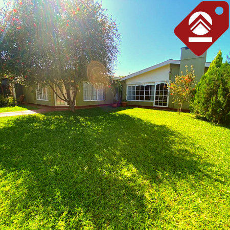 Se vende casa céntrica con local comercial