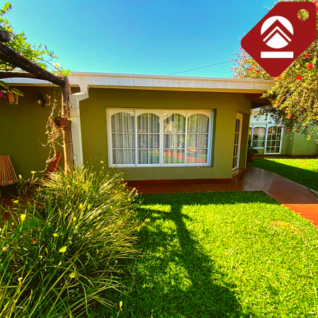 Se vende casa céntrica con local comercial