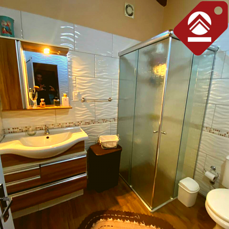 Se vende casa céntrica con local comercial