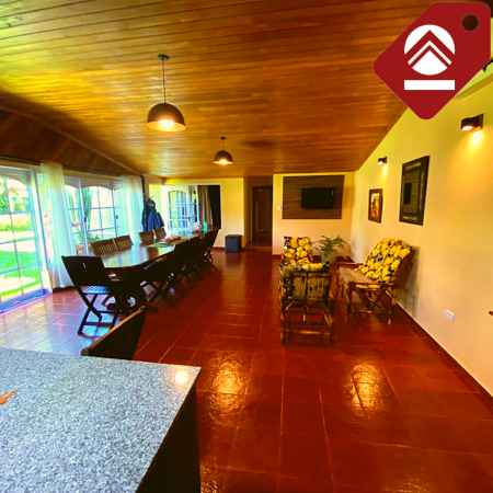 Se vende casa céntrica con local comercial