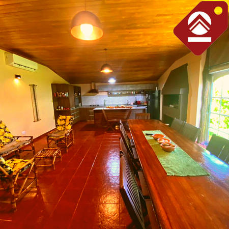 Se vende casa céntrica con local comercial