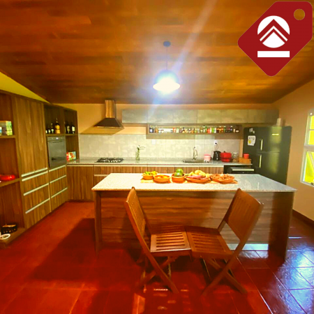 Se vende casa céntrica con local comercial