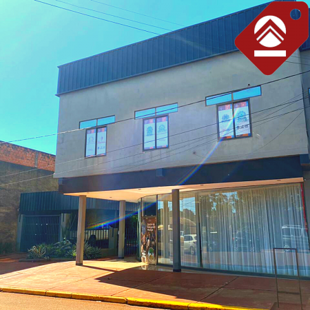 Se vende casa céntrica con local comercial