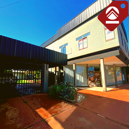 Se vende casa céntrica con local comercial